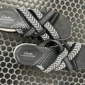 Clarks Cloudsteppers Black and White Chevron Cross-Strap Slide Sandals
